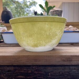 Vintage Pyrex #402  1 1/2 QT Mixing Bowl/ Avocado Green